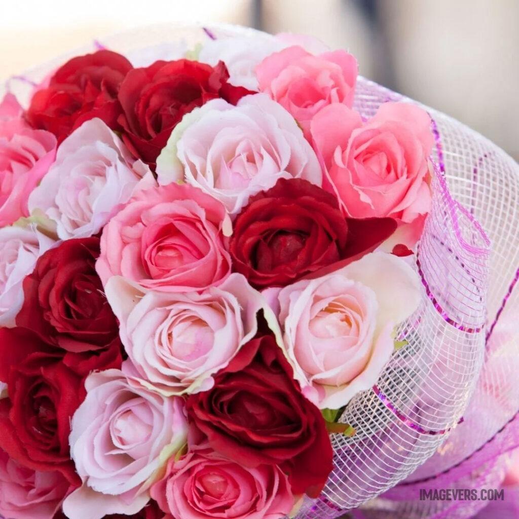 The-vibrant-red-and-the-delicate-pink-roses-together-cover-in-a-net-bouquet