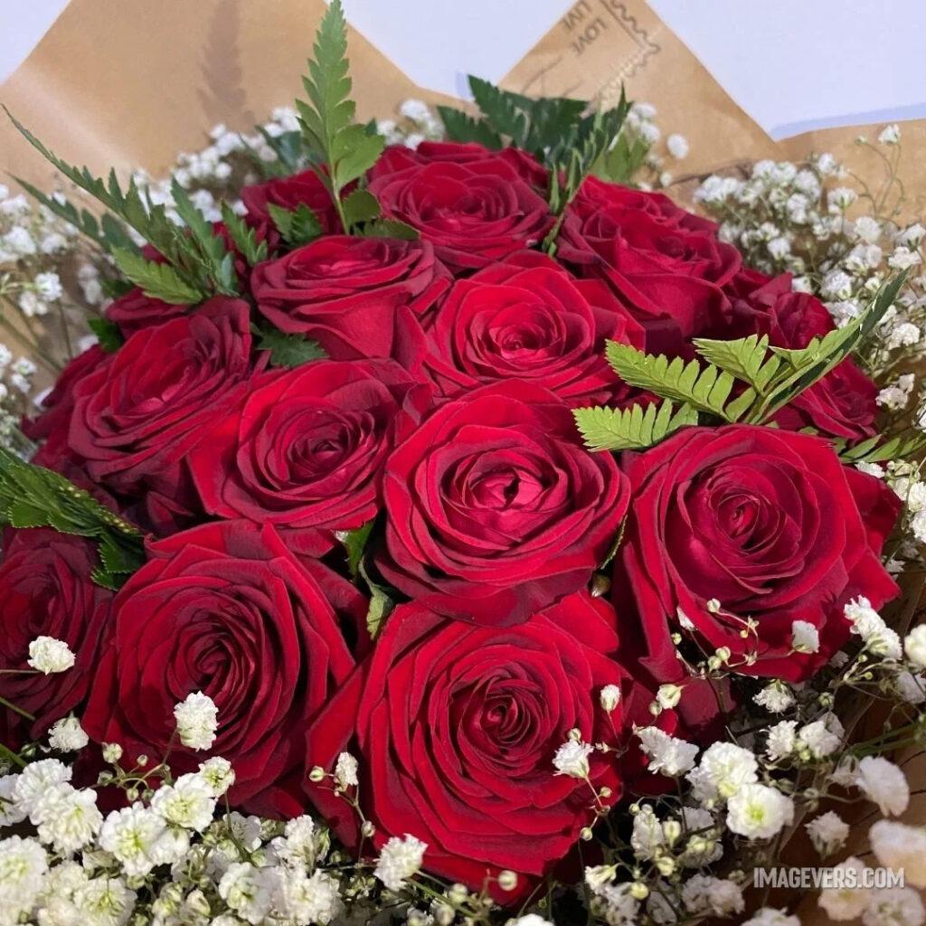 This-blooming-roses-with-small-white-flower-bouquet-are-a-symbol-of-love-Wrapped-in-brown-cover